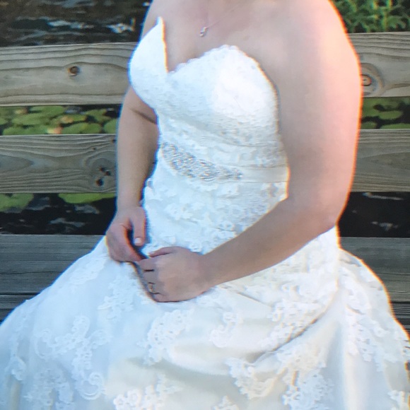 Used wedding dress in perfect condition. Cleaned, pressed, and preserved. - Picture 6 of 16